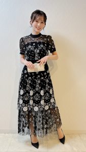 Self-portrait セルフポートレート ブラック×ベージュ半袖ミモレドレス