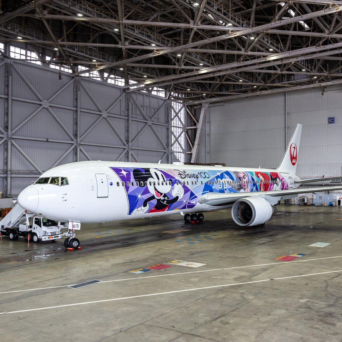 ディズニー創立100周年を記念した特別塗装飛行機！「JAL DREAM EXPRESS