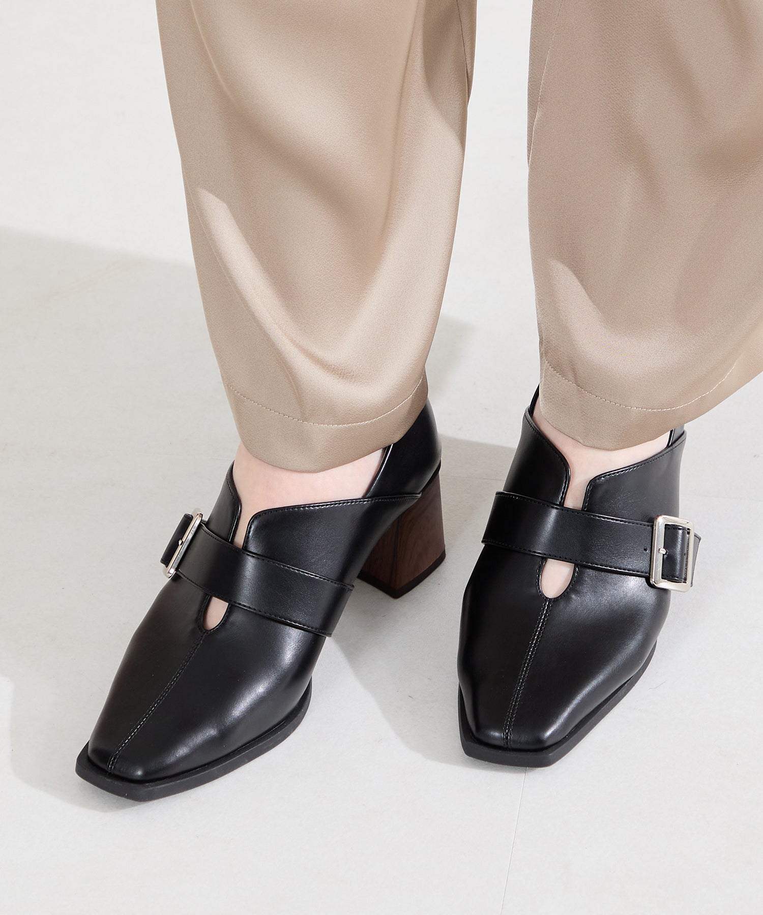 カタログ掲載アイテム】ウッドヒールベルトパンプス/61113