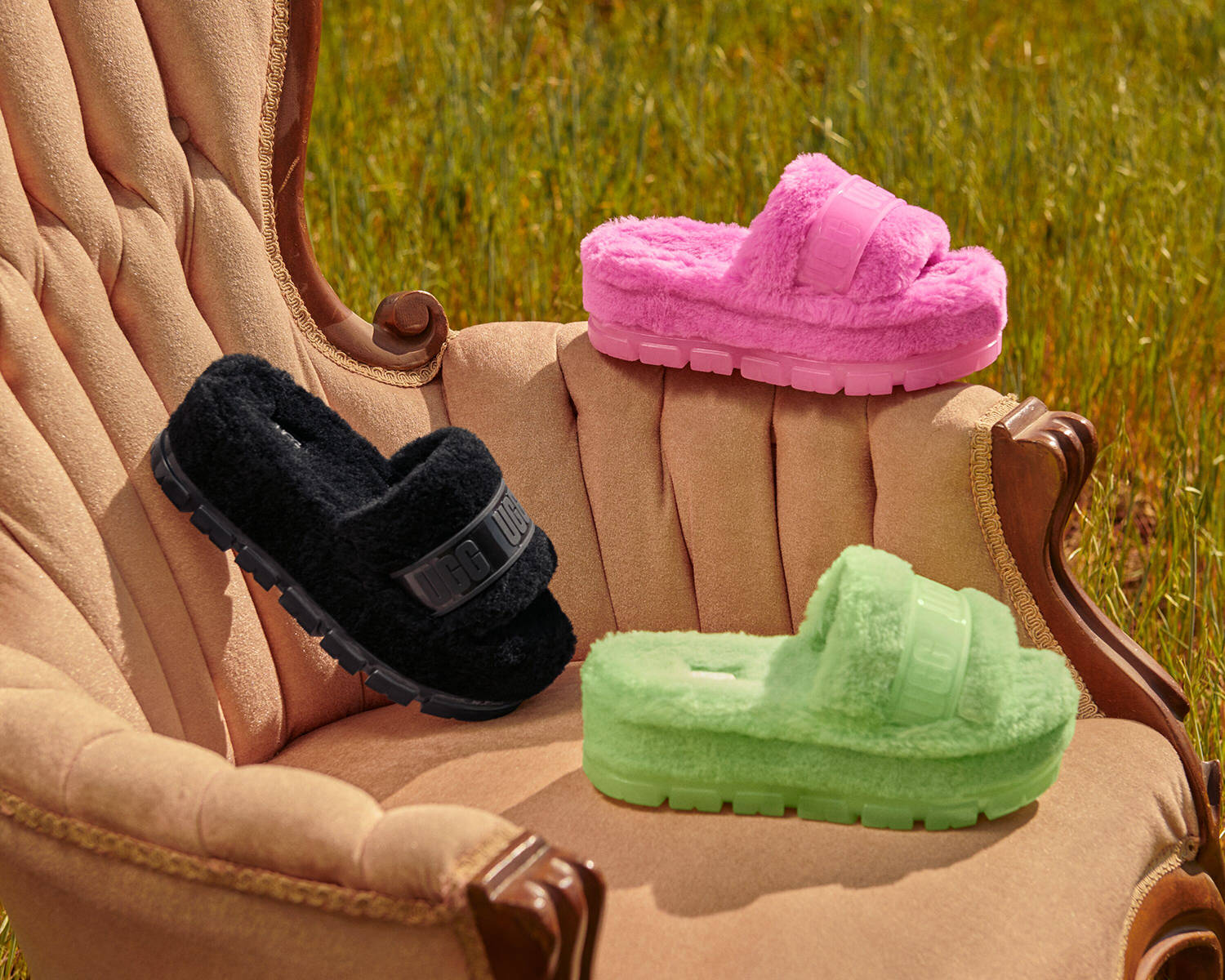 UGG®、鮮やかなカラーが目を惹くファーサンダルに、秋のトレンド