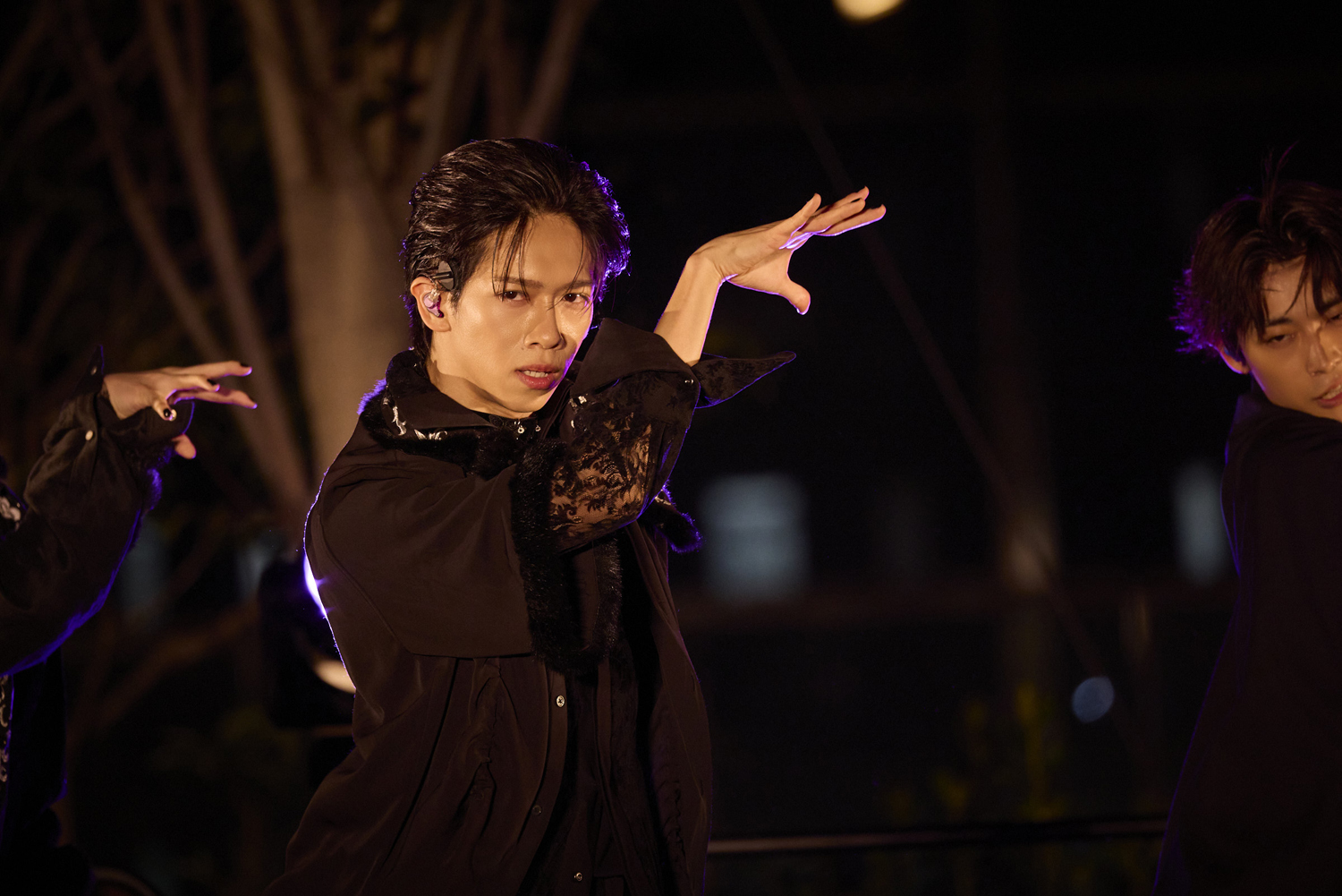 超特急】タカシがタクヤの頭の上に猫耳ポーズを作ってじゃれ合う♪ MV