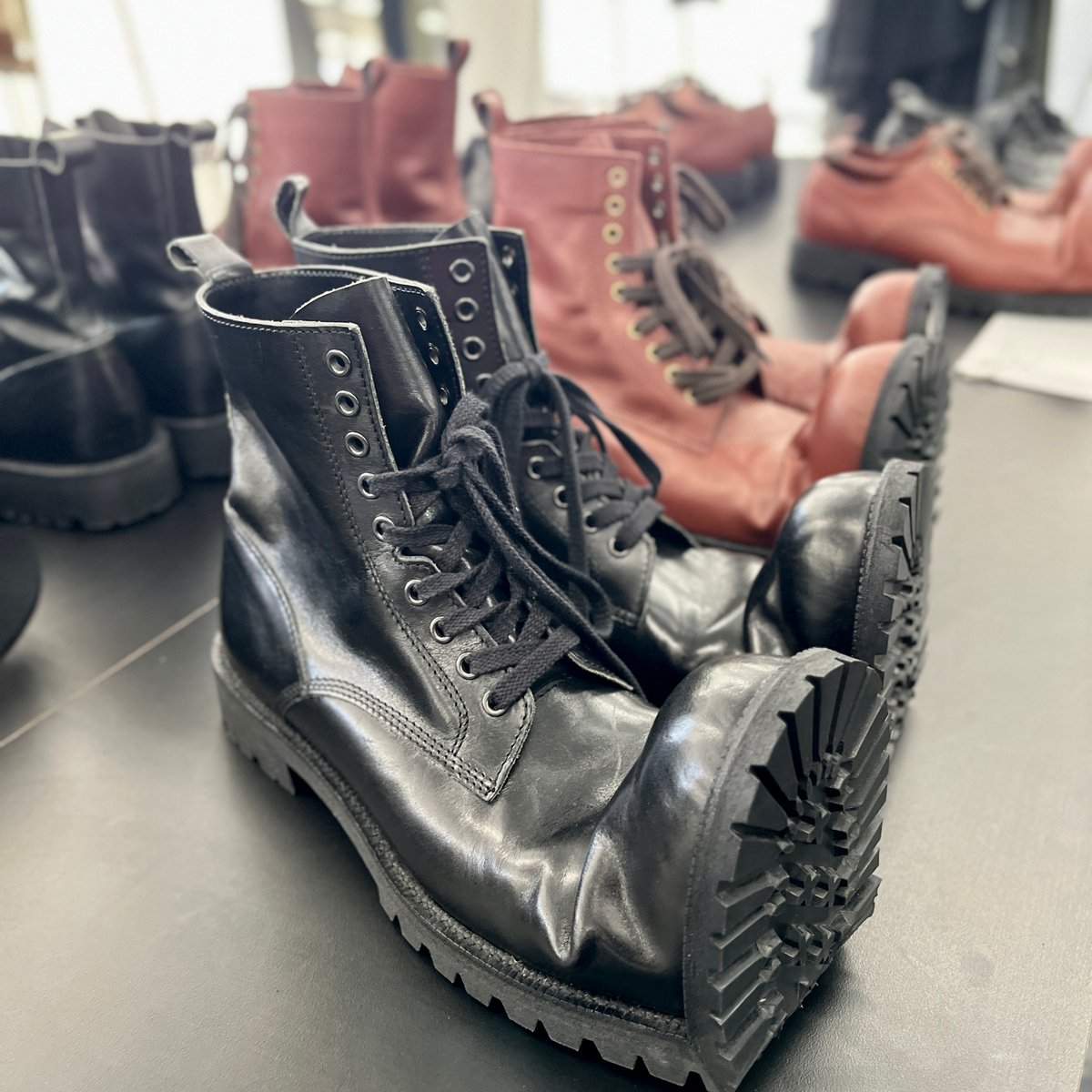 コム デ ギャルソン オム プリュス × キッズ ラブ ゲイト、つま先を