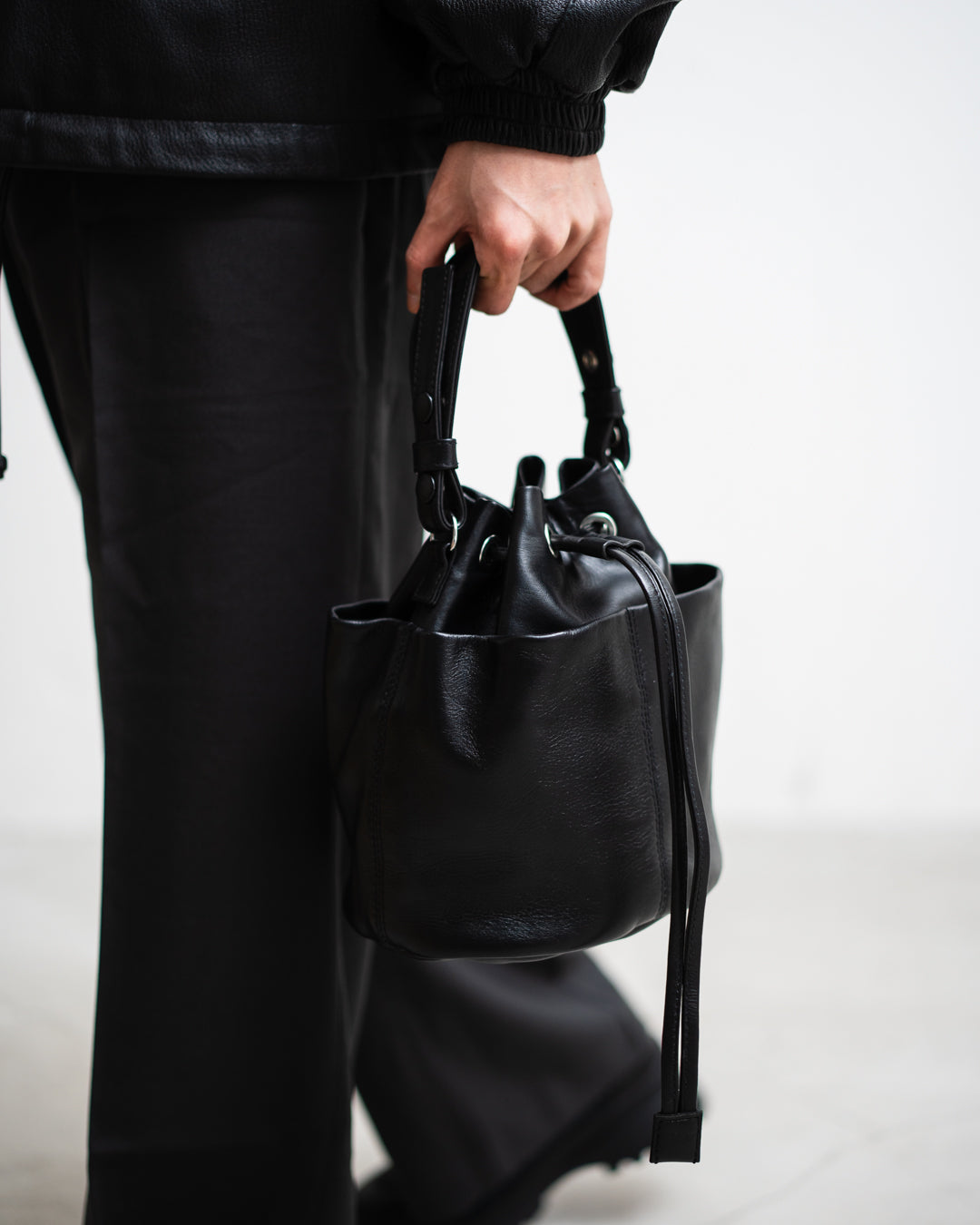 通販] CCU(シーシーユー) DRAWSTRING BAG - COW SKIN 商品ページ – fazeone