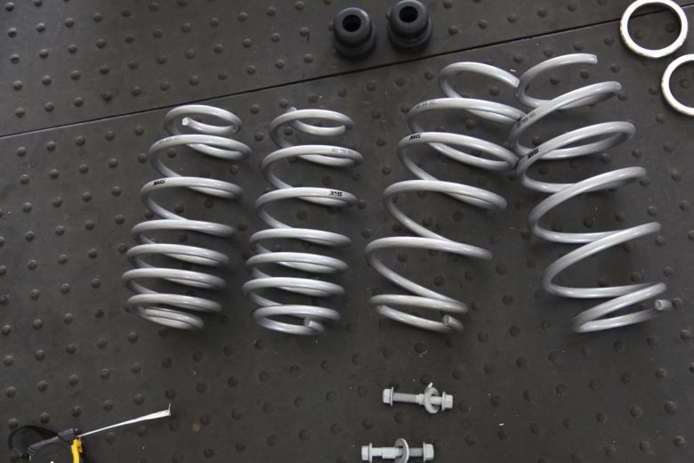 スイフト ZC33S SWKダウンサス取り付けと四輪アライメント - カー用品