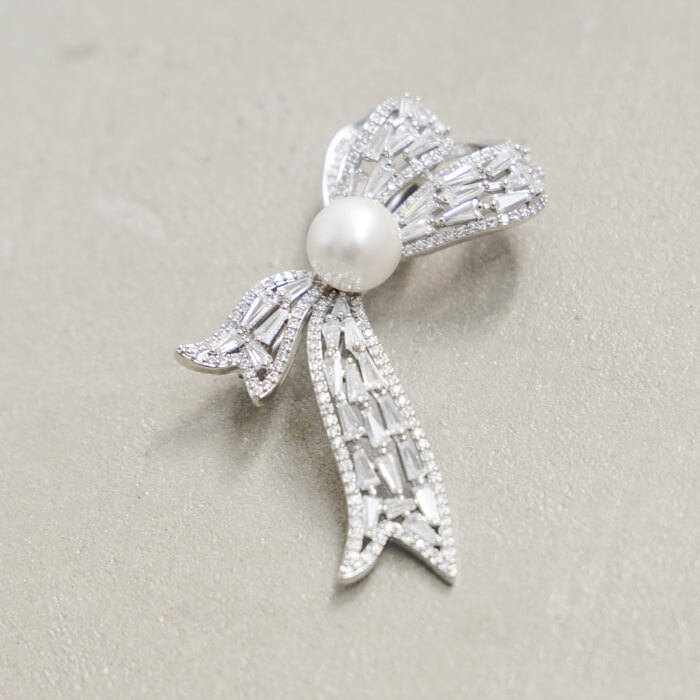 大粒パールのリボンブローチ ・シルバー｜東京ソワールオンラインストア