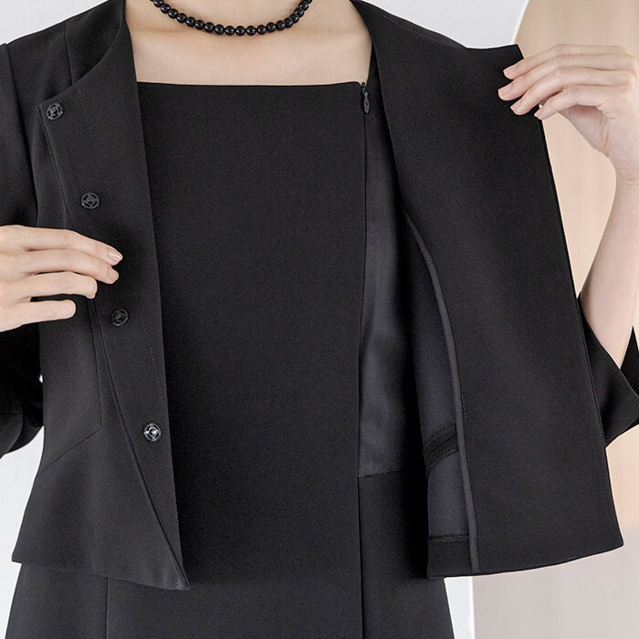 立体的なシルエットが美しい襟ぐりのアンサンブル 7号・ブラック
