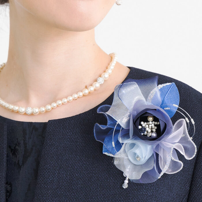 あでやかカラーのブーケコサージュ ・ネイビー｜東京ソワール