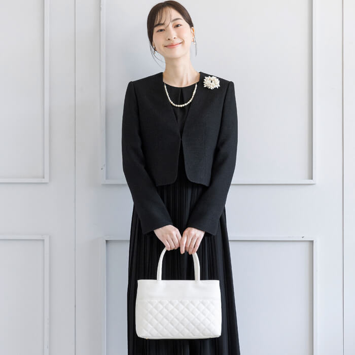 さりげなく華やか、上品ブローチ ・グレー｜東京ソワールオンラインストア