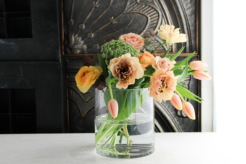 3月／チューリップ・ラナンキュラス・バラを花瓶に ｜ 大阪**花屋