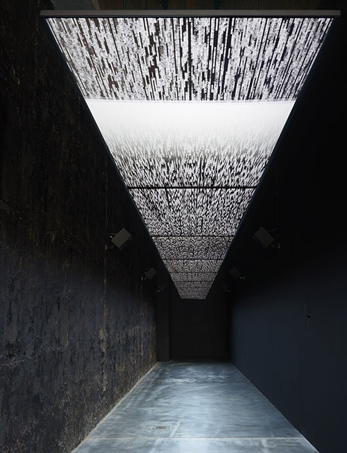 音響と映像の交わる無限のアート空間池田亮司展@弘前れんが倉庫美術館