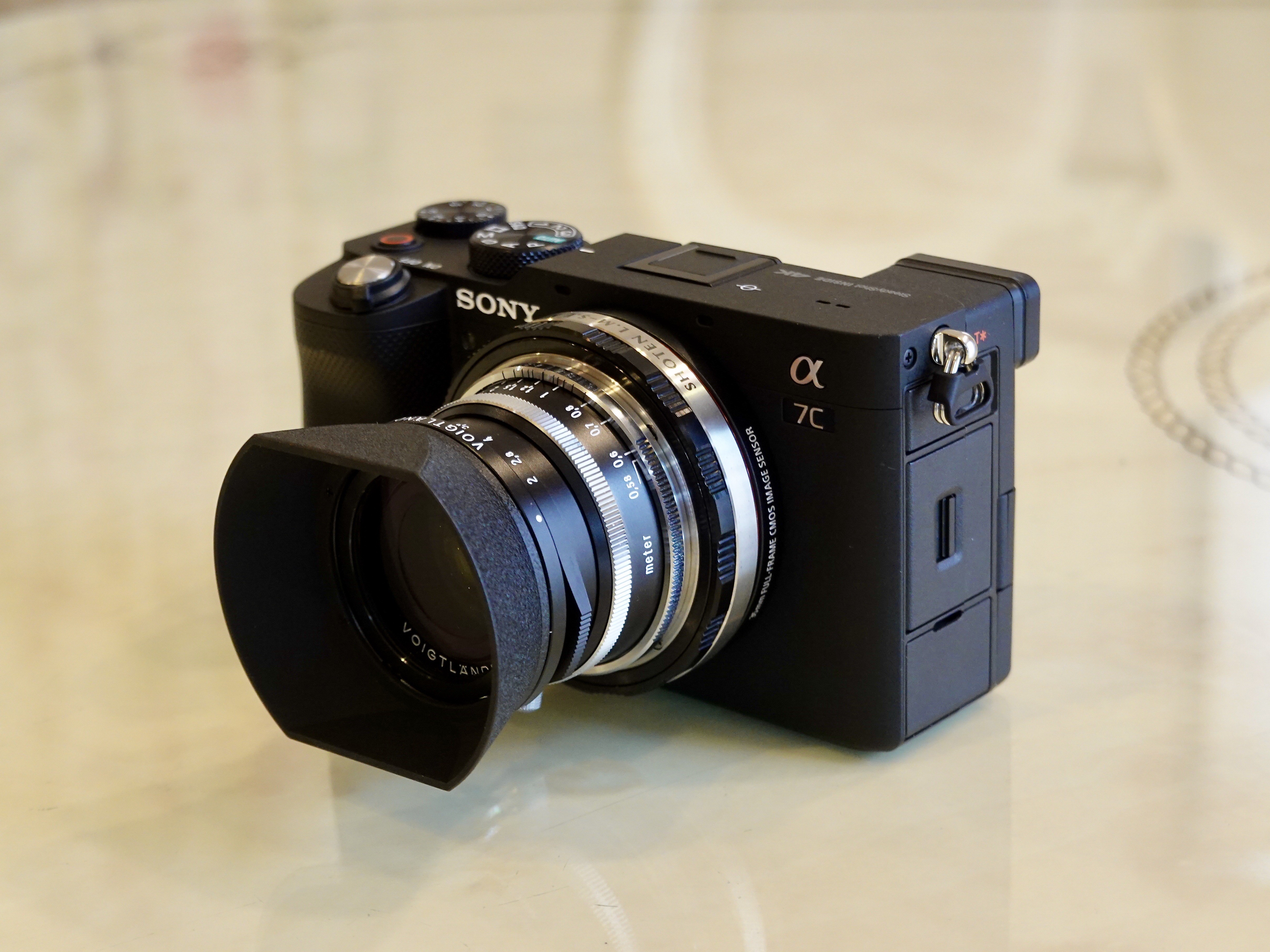 SONY α7cはファインダーと手ブレ補正搭載で世界最小・最軽量の約500g