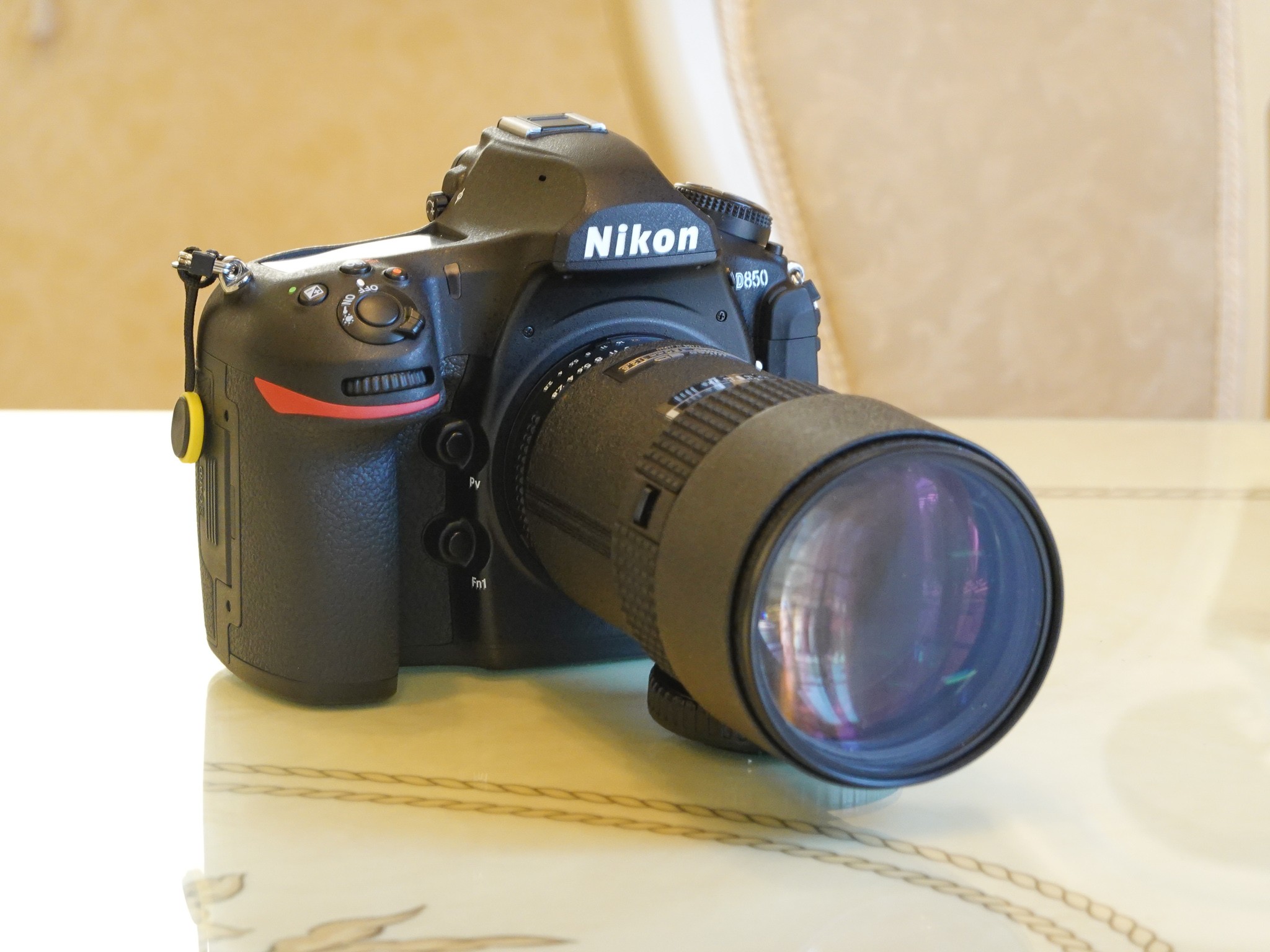 フィルム時代の銘玉「Ai AF NIKKOR 180mm F2.8 ED」は小型軽量で優れた