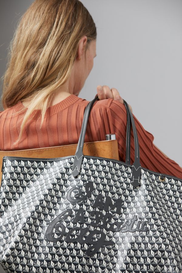 アニヤ・ハインドマーチ》がサスティナブルなバッグコレクション「I AM