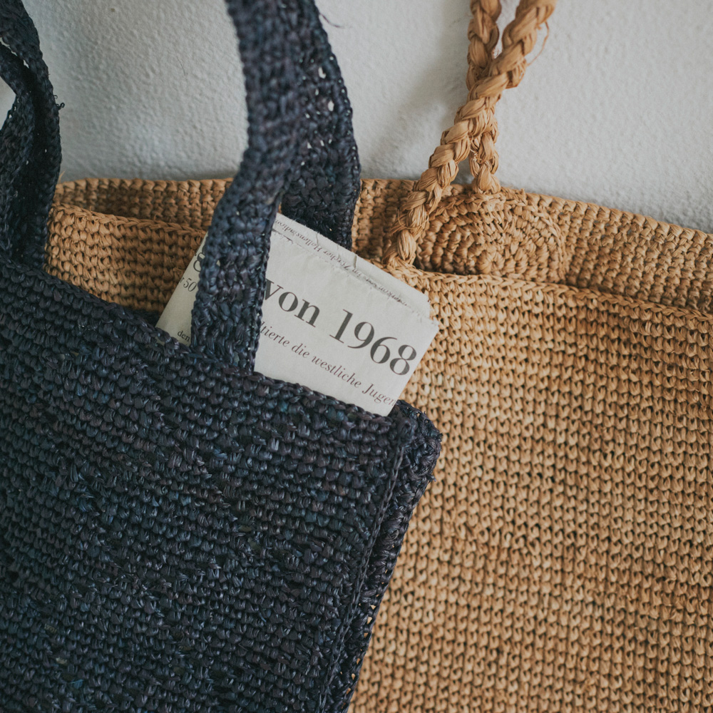 ノロ》のラフィアのバッグなら、かごバッグなのに大人っぽいが叶います