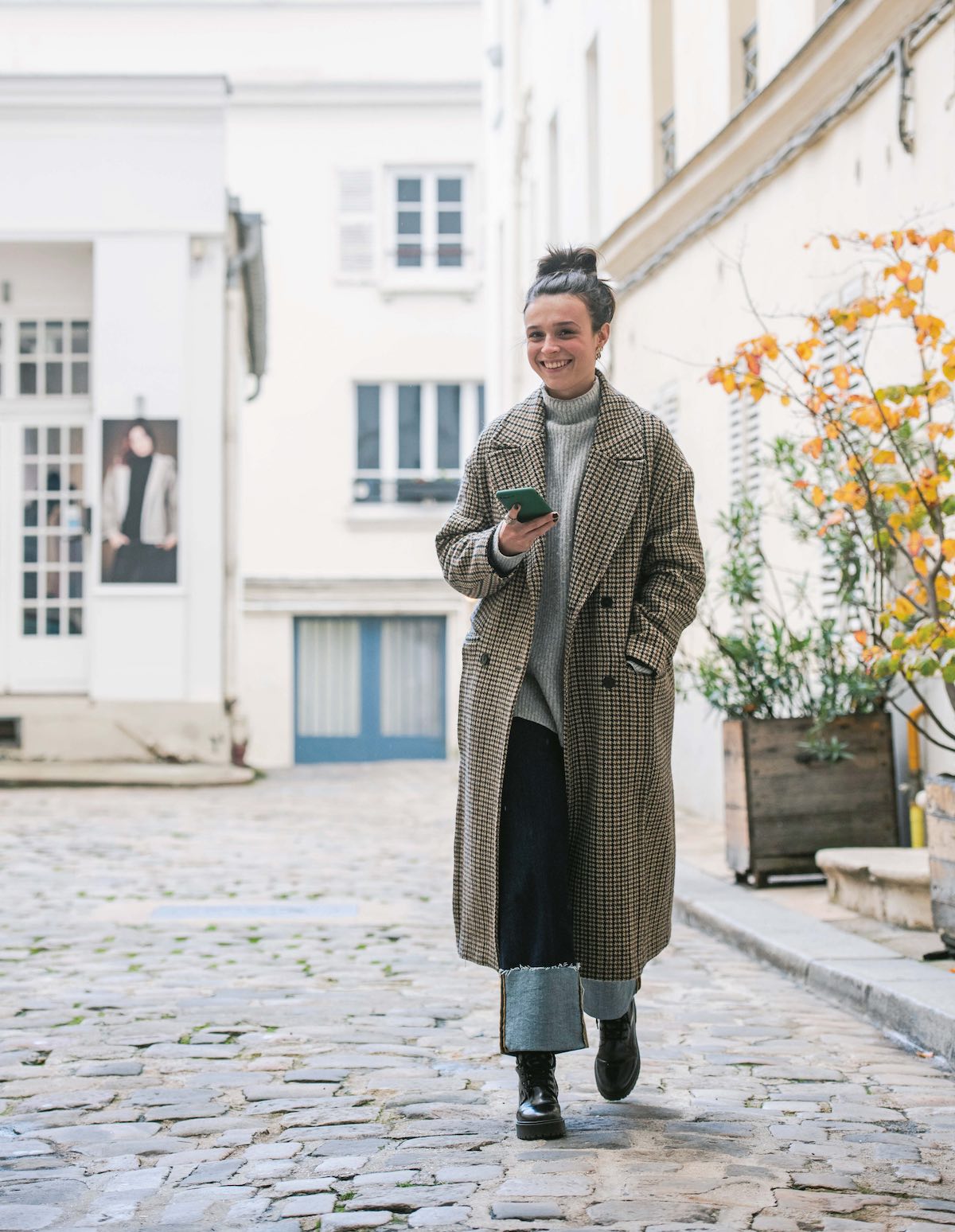 チェックのチェスターコートが冬の装いを華やかにする | PARIS