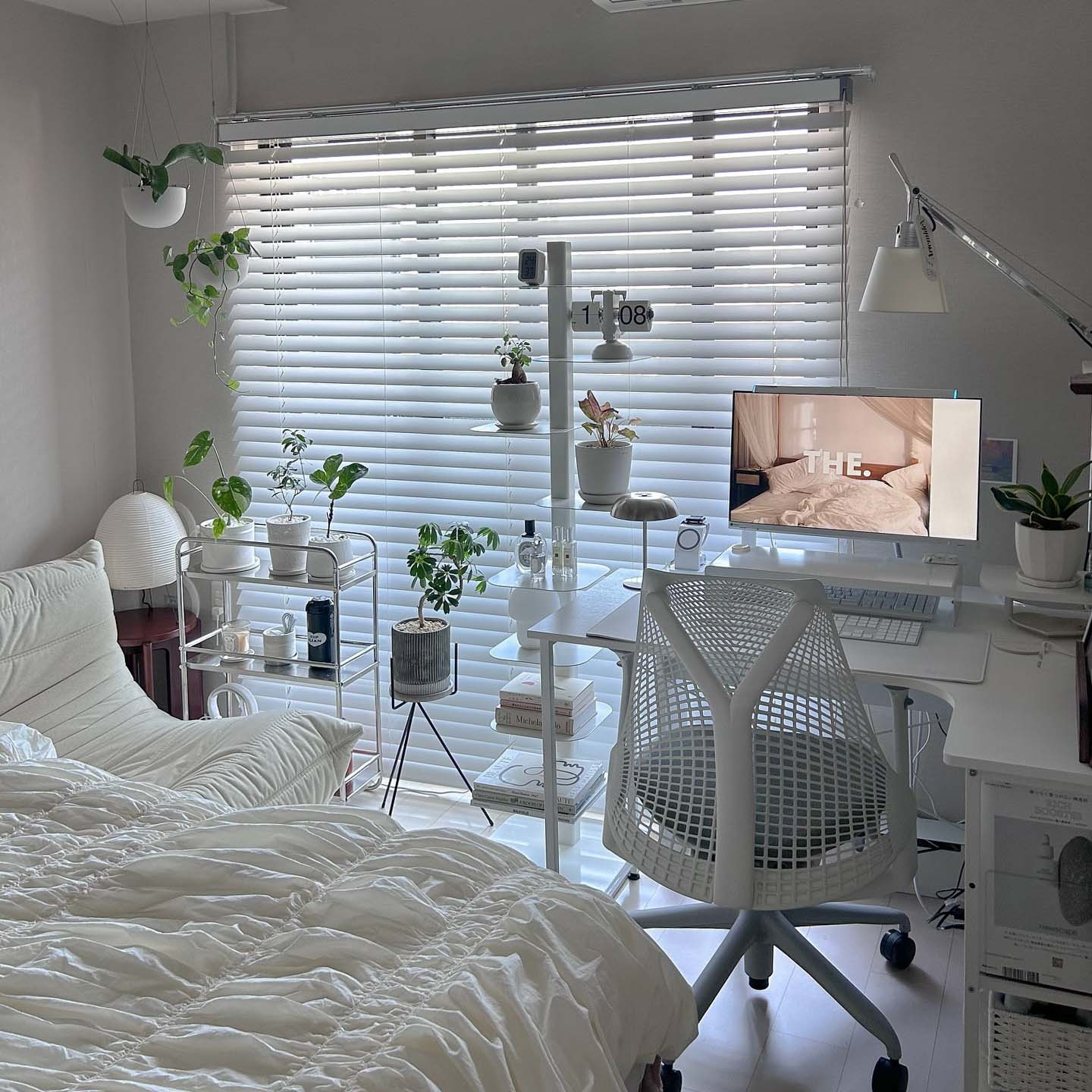 一人暮らしの1Kインテリア。さまざまな家具配置で8畳の空間を思いきり