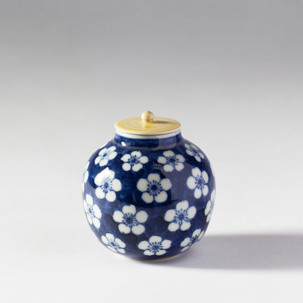 肥前磁器の美：藤吉憲典の器「染付梅散し文小壺」 | ふじゆりスタイル