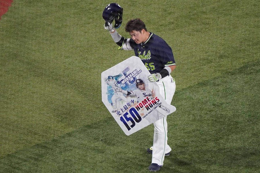 村上宗隆が史上最年少150号 弾丸の先制3ラン…清原抜く22歳6か月での
