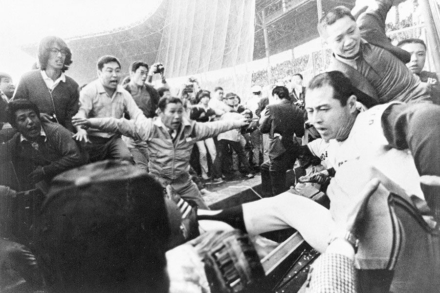 甲子園で怒号…客席から酒瓶「逃げろ」 王貞治が殴られる緊急事態、1000