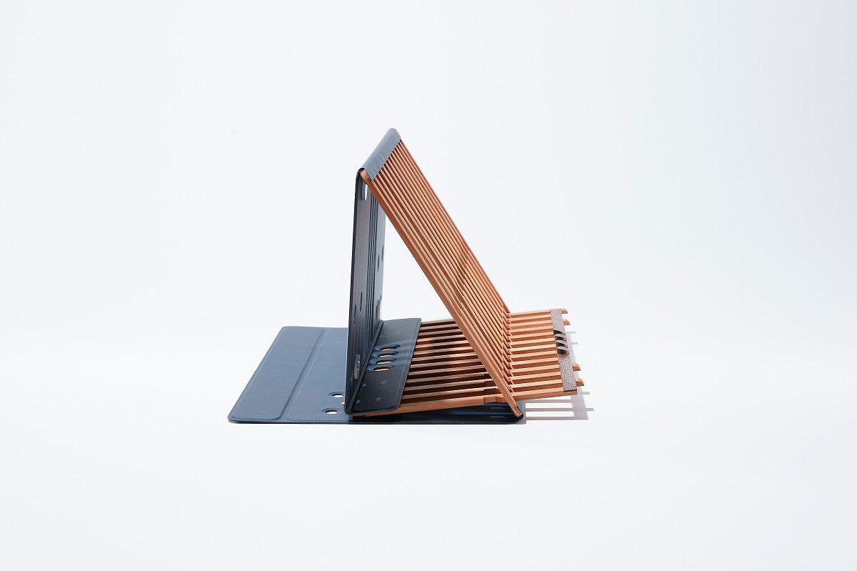 木のぬくもり溢れるPCスタンド「組格子」