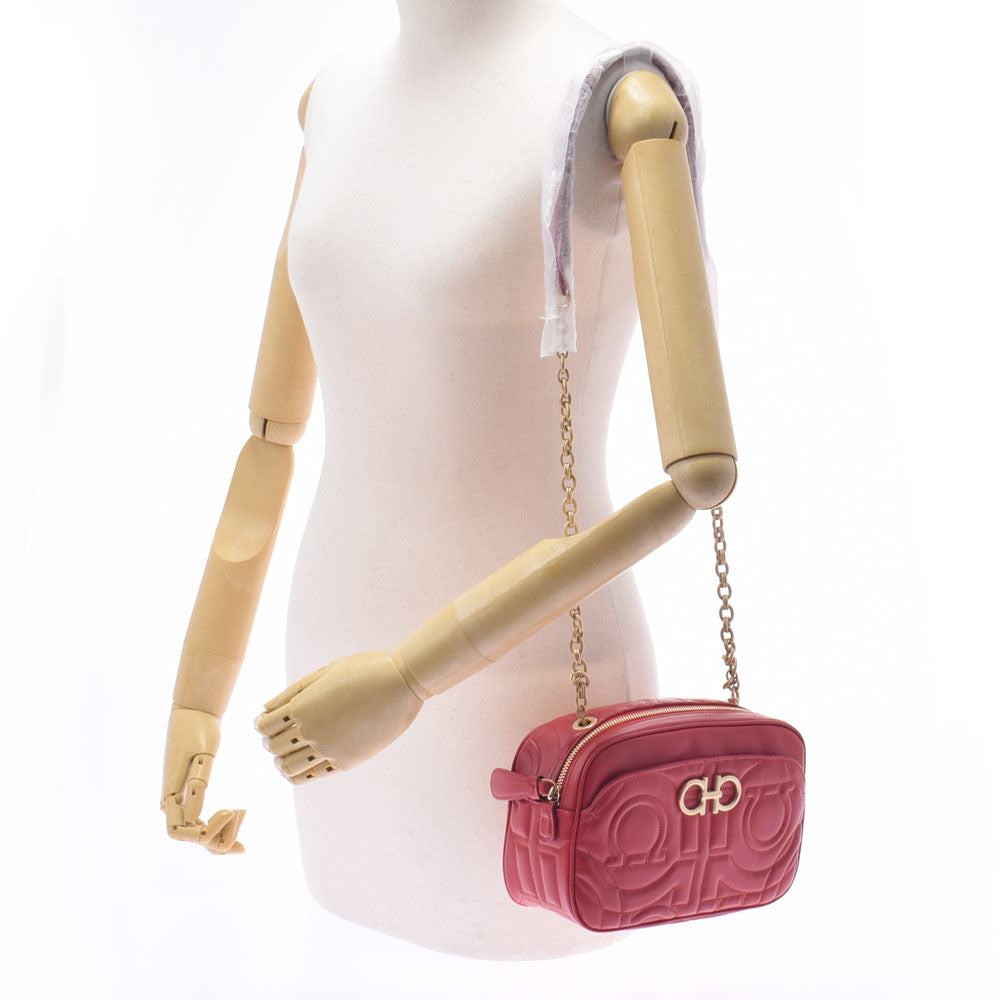 フェラガモガンチーニ チェーン 赤 ゴールド金具 レディース レザー