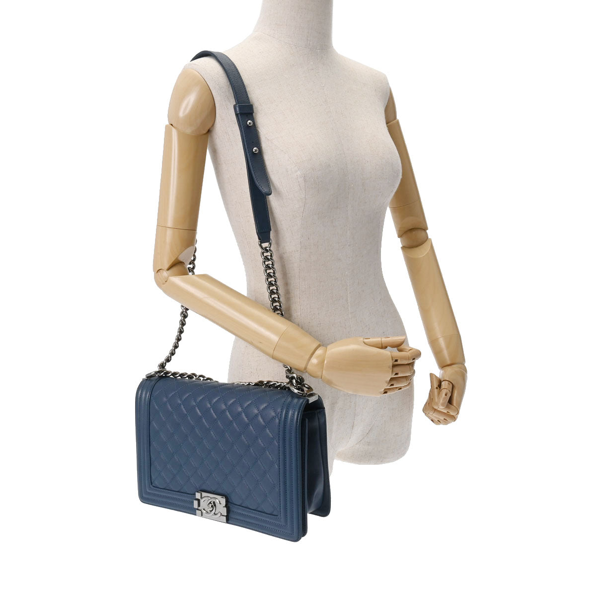 シャネルボーイシャネル チェーンショルダー 28cm ネイビー シルバー