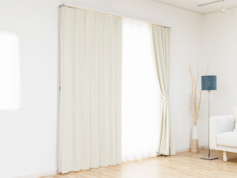 柔らかい生地にふわりとした肌触りの白い1級遮光カーテン「マシュマロ