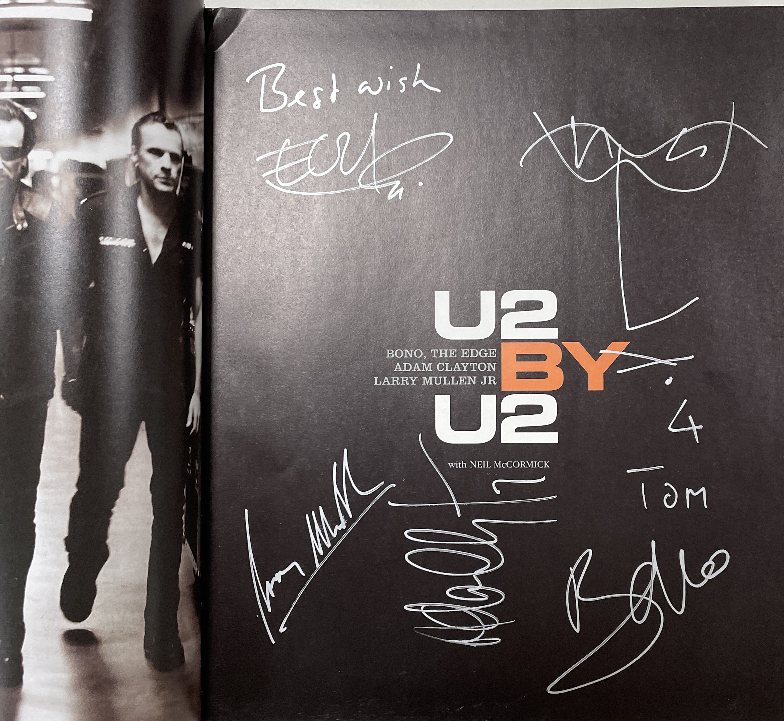 Lot 331 - U2 - FULLY SIGNED BOOK FROM BARNES AND NOBLE