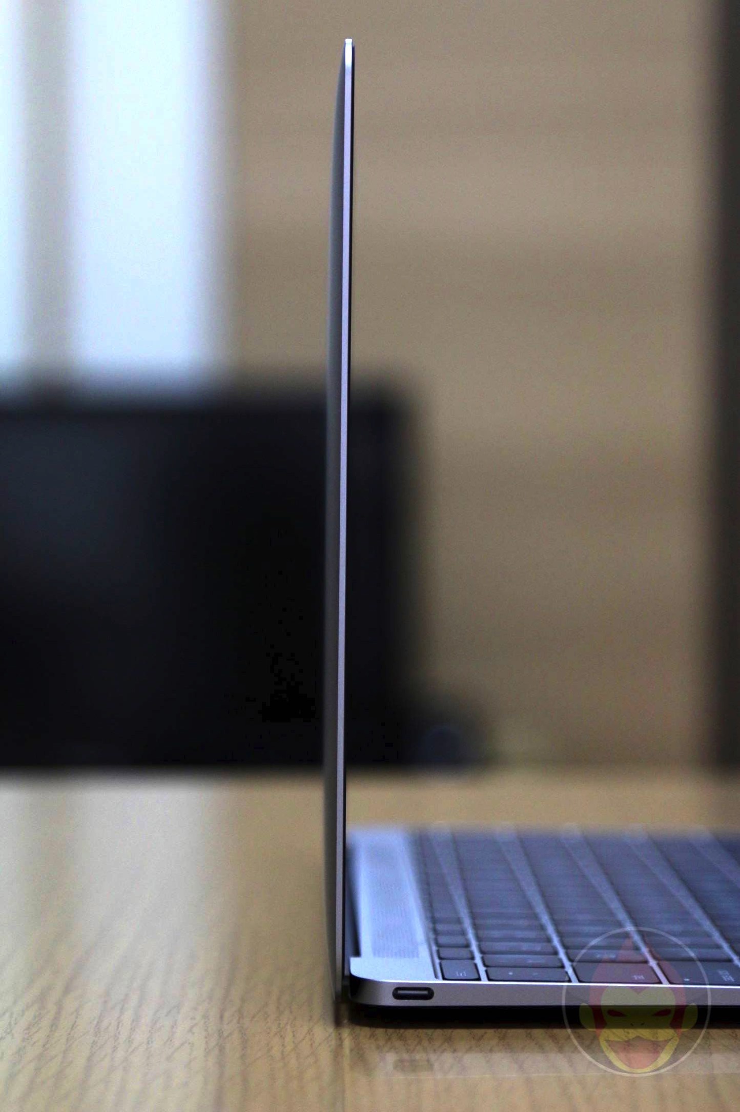 レビュー】薄くて美しい！12インチ型MacBookのスペースグレイモデルを