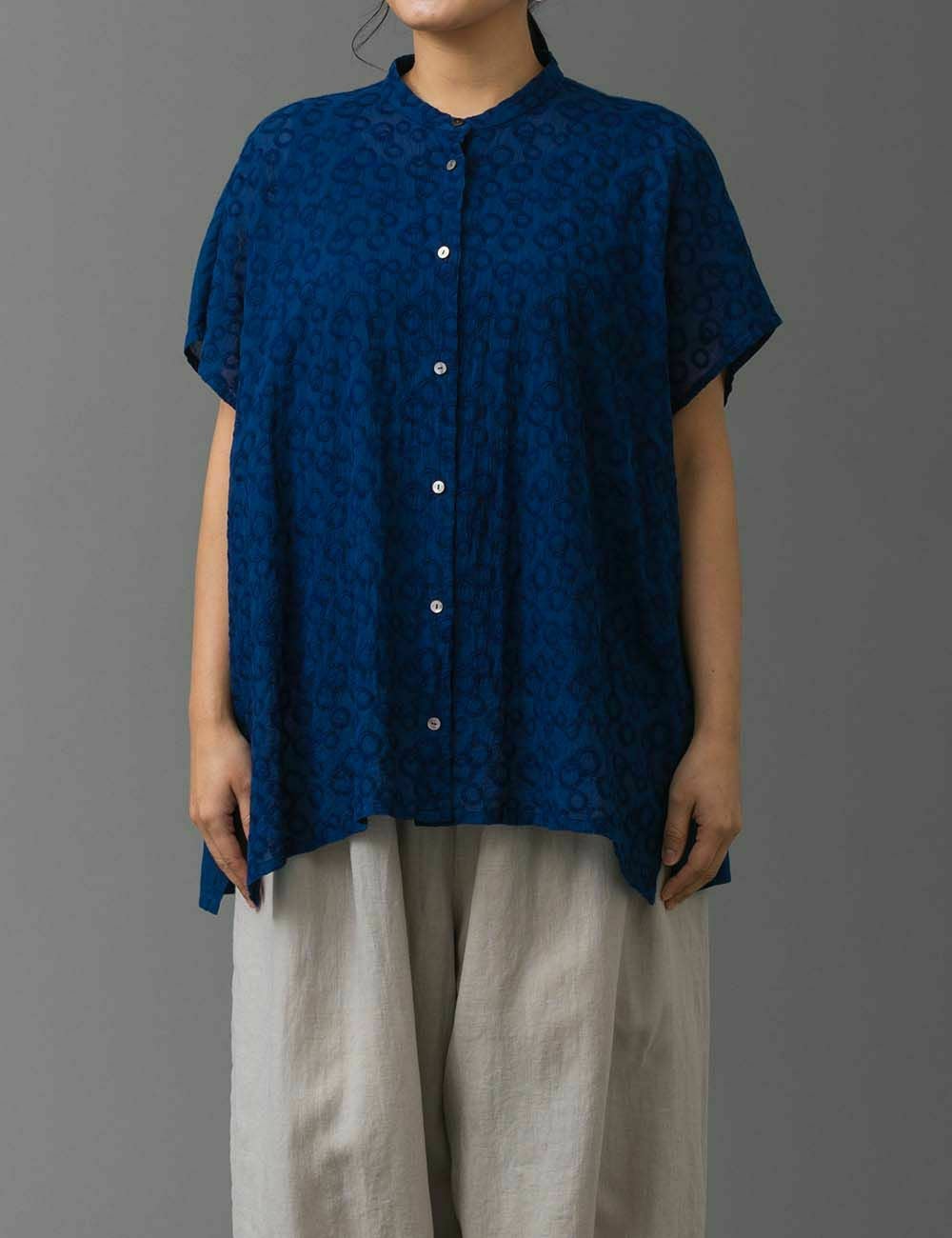 藍染青い花刺繍ブラウス千振（せんぶり） | 石見銀山 群言堂オンライン