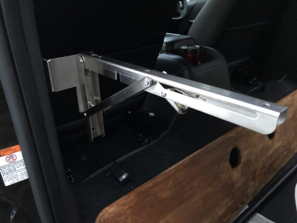 すっきり！シンプル！ハイエースセカンドテーブルはこれだ！後部座席用