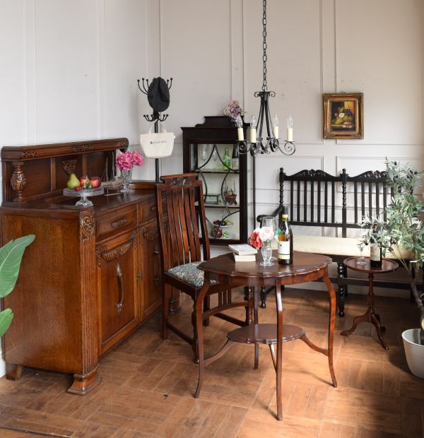 イギリスのアンティーク家具、お花の彫刻が美しいアールデコのサイド