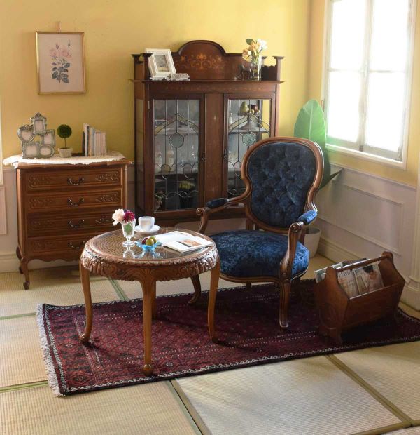 アールヌーボーの美しいアンティークキャビネット、ステンドグラス扉の