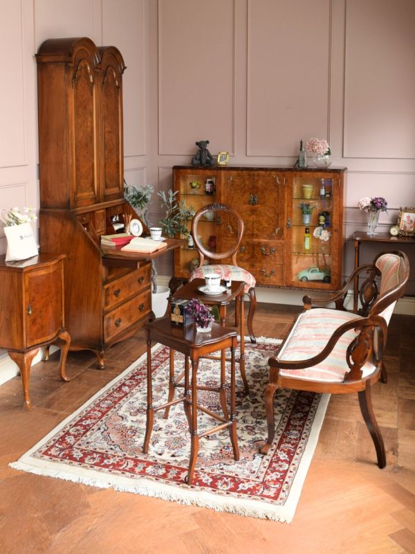 英国アンティークの3台セットのテーブル、ウォールナット材のネスト