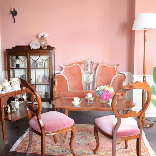 ピンク色の可愛いペルシャ絨毯、フラワーデザインのタブリーズ50Rの