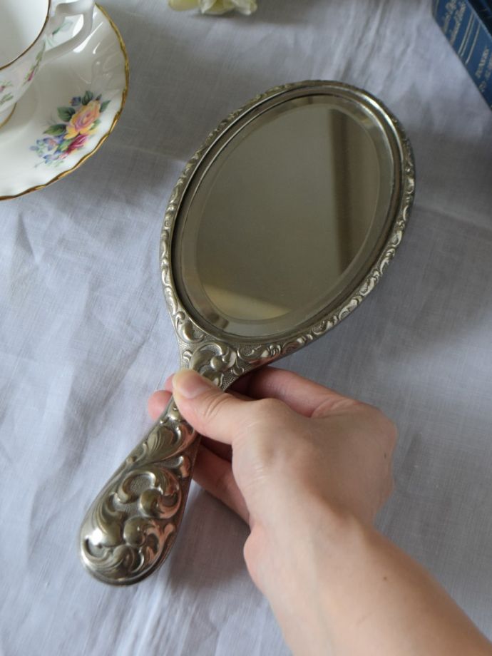 英国から届いたアンティークの手鏡、装飾が美しいハンドミラー(m-7785