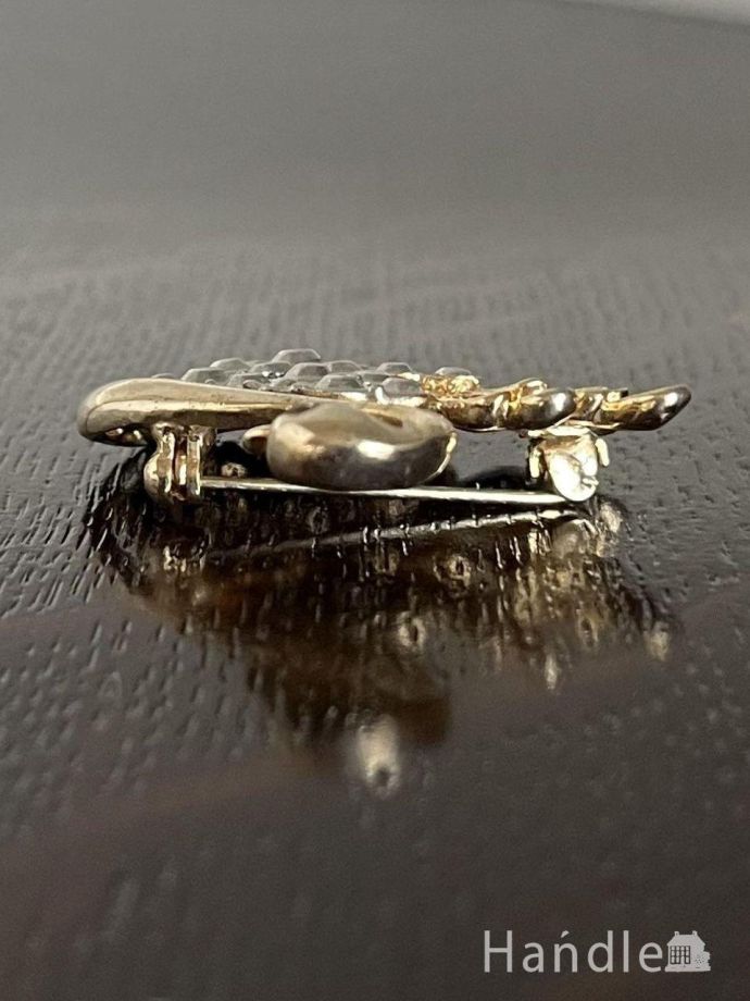 キラキラ輝くイギリスのビンテージアクセサリー、優雅に泳ぐ白鳥