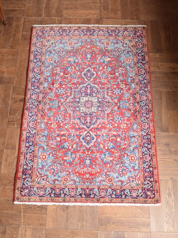 メダリオン模様が美しいビンテージのラグ、サルーク（Saroogh）の