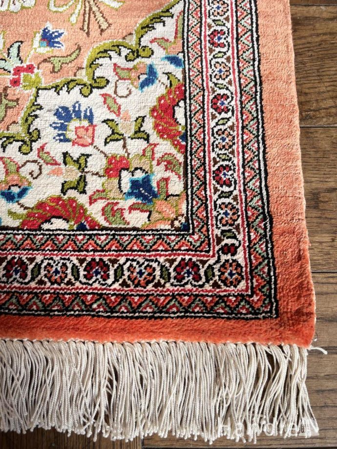 シルク織りの可愛い模様の玄関絨毯、クムのおしゃれなビンテージ絨毯(m