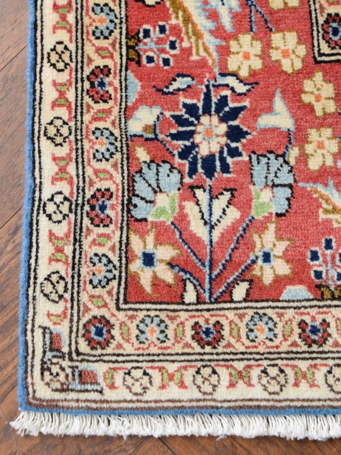 生命力が感じられる美しいペルシャ絨毯、クム（Qum）で織られた