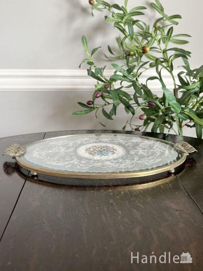 フランスから届いたアンティークのトレイ、プチポワンの刺繍が美しい