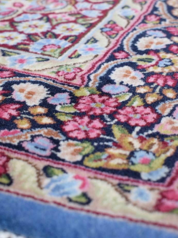 色使いがおしゃれなケルマンのペルシャ絨毯、細かく手結びされたお花