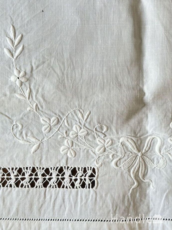 リボンの刺繍が入ったスクエア型のクロス、フランスから届いた