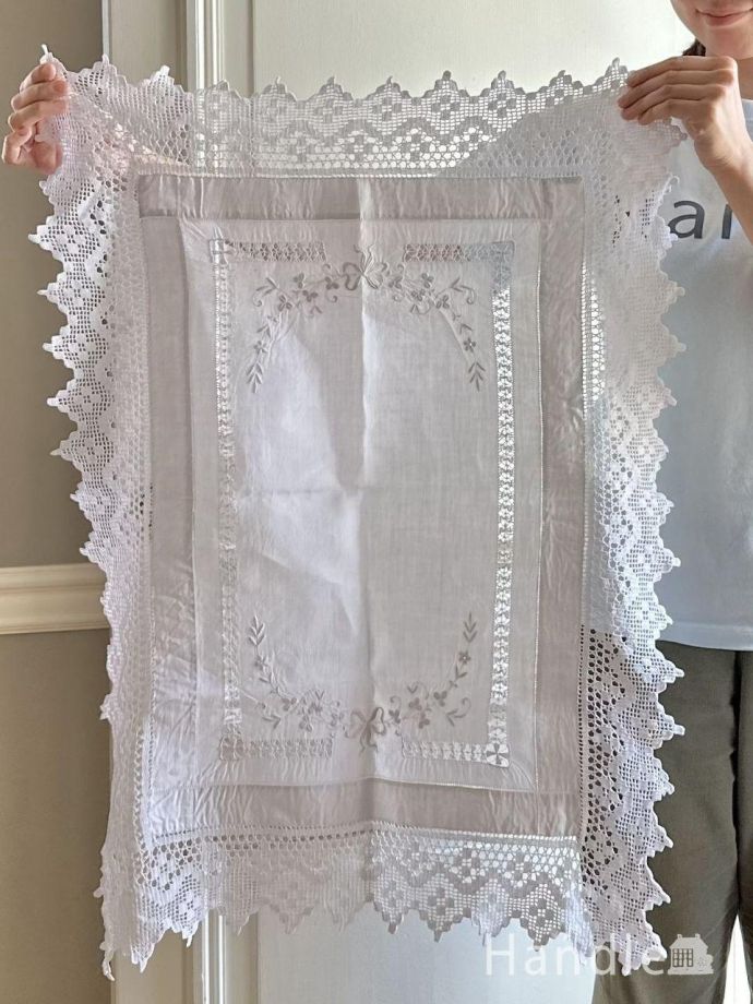 リボンの刺繍が入ったスクエア型のクロス、フランスから届いた