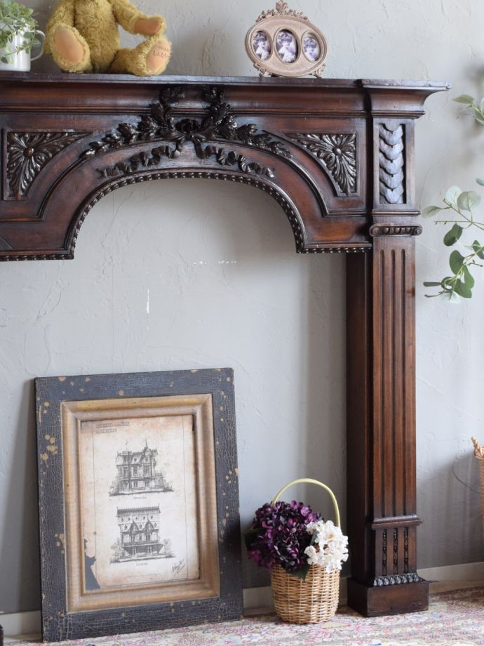 フランスらしい彫が華やかな暖炉枠、オーク材で出来たアンティークの
