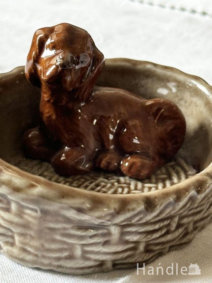 イギリスから届いたビンテージの陶磁器、WADE社のかごに入った犬の