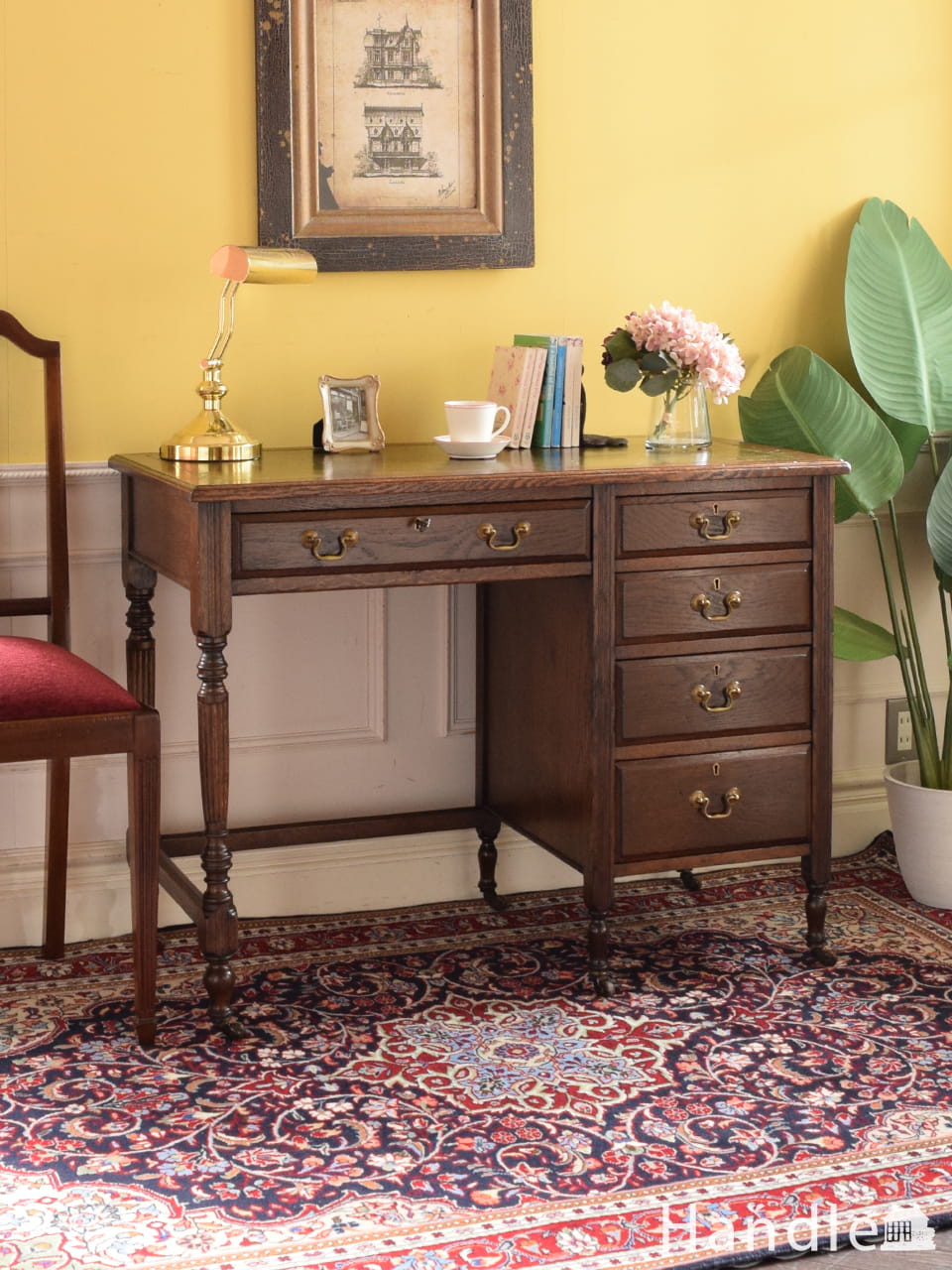 北欧スタイルのインテリア、スタイリッシュなヴィンテージデスク