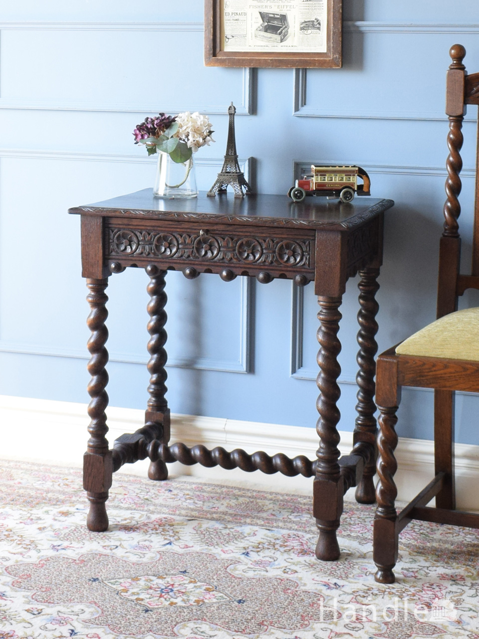 アンティークのコンソールテーブル、マホガニー材の高級感漂う英国の