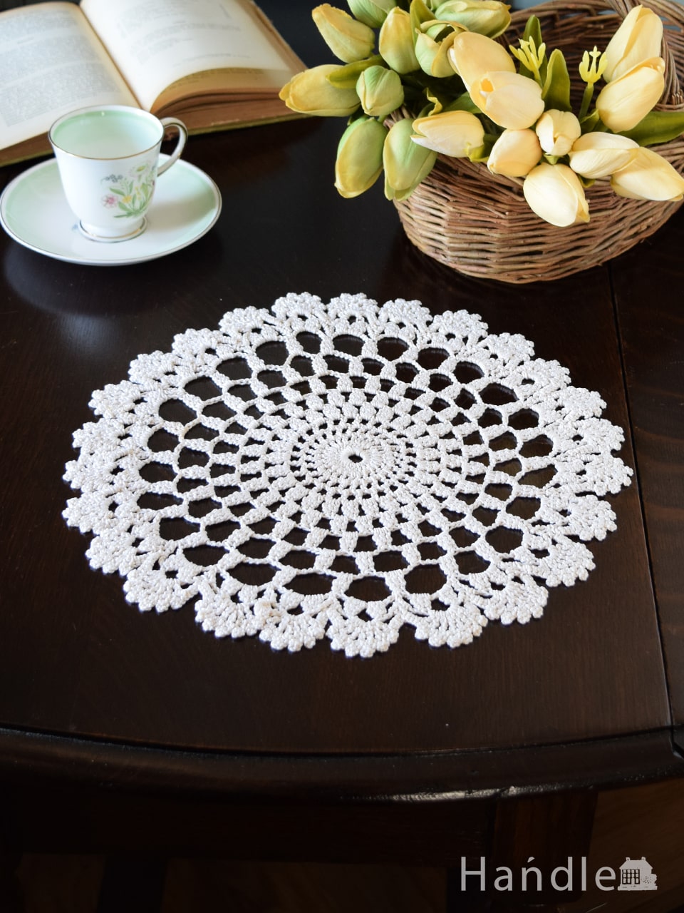 フランスのおしゃれなアンティーク雑貨、お花のかたちが可愛いドイリー