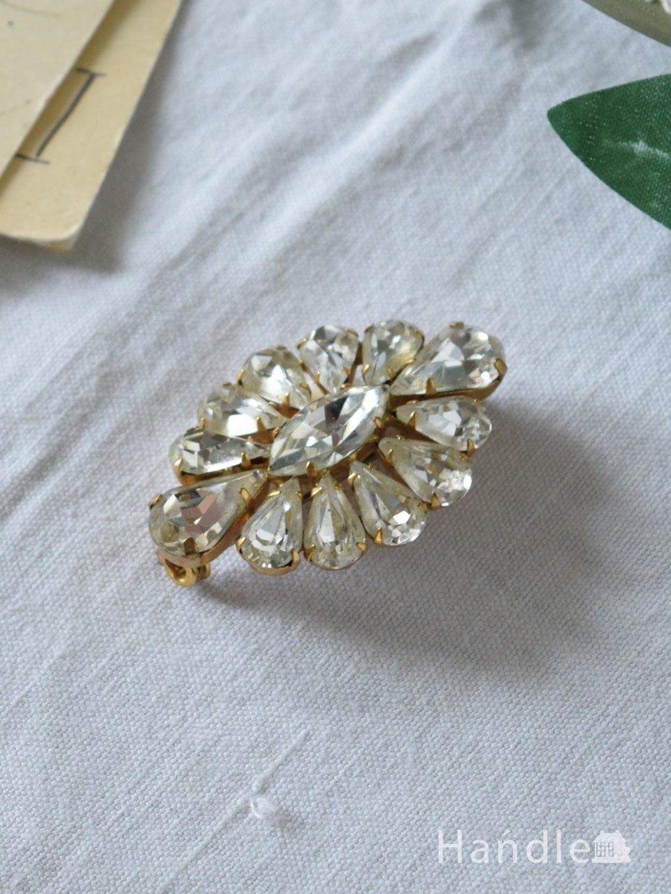 アンティークのおしゃれなアクセサリー、ラインストーンがキラっと輝く